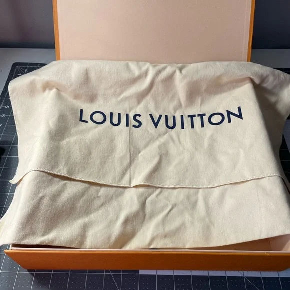 Louis Vuitton Box and Dust Bag - Picture 3 of 5